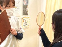 さかもと鍼灸整骨院/施術前後に鏡で状態をチェック