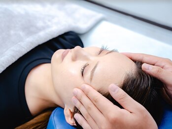 眼の整体 アイケアLaBo駒込駅前店【マッサージ/整体/眼精疲労/老眼/肩こり/視力低下】/目元に低周波で施術を行います