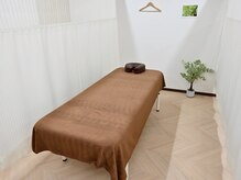 カーテンで仕切られていているのでゆっくり施術を受けられます