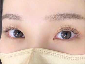リリーベイブ(LILY BABE)の写真/【まつげパーマ+エクステ ¥7500】ぱっちりカールが続くまつげパーマ＆エクステのセットでお得にキープ力UP!