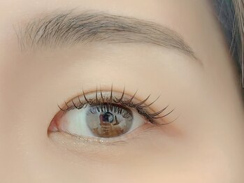 カデナ グランデ(CADENA GRANDE)の写真/ブラウンエクステやパリジェンヌラッシュリフトでナチュラルな可愛いさを