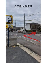 もみ匠 コリニモマケズ/駐車場から店舗への道順1
