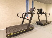 スリースイッチジム(3SWITCH GYM)の雰囲気（トレッドミル（テクノジム　スキルラン））