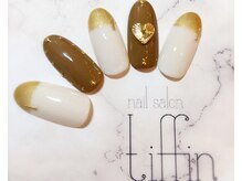 ネイルサロン ティフィン(tiffin)/先端のゴールドがゴージャス