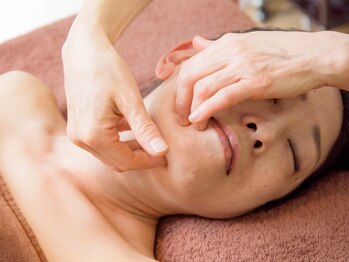 ラ シャルール 元町の写真/【究極のたるみケア登場!究極のオールハンド・リフトアップ技術】筋膜リリースフェイシャルで若見え小顔へ