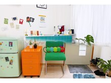 ユイット(HUITO)の雰囲気(POPな雰囲気の店内★待合の椅子もふかふかです◎)