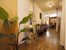 通路、右側に施術室が3部屋あります