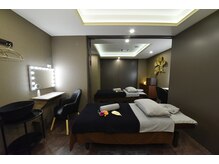 施術ルームにご案内（ペア個室の場合）