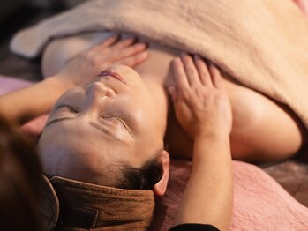 ラクシュミー/仕上げのデコルテマッサージ