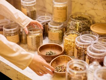 サロン ド ミレイ(salon de mirei)の写真/120種類のハーブでお悩みに応えます!お客様にピッタリなブレンドで心地よく発汗♪