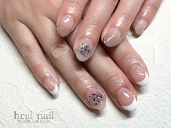 ヒールネイル(heal nail)/アシメ 押花×白french×グラデ