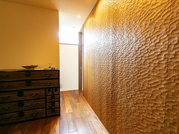 ベラドンナ(Bella Donna)/左に曲がるとサロンです