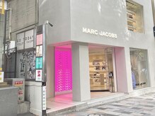 こちらのビルの3階です。タブレットで（ERINA）と検索して受付♪