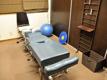 エスクローバーカイロプラクティックスオフィス/【施術台】