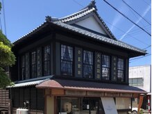 レトロな街並みと潮風が心地よい三国店。