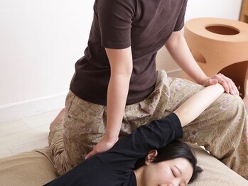 スゥ(Suu)の写真/肩こりにお悩みのあなたに、長屋のサロンでタイ古式の贅沢なひとときを！ストレッチで身体をリフレッシュ♪