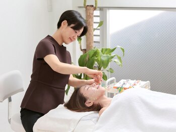 サロンドベベ(salon de Bebe.)の写真/【烏丸御池／結果重視ならBebe式美容鍼】最多箇所への低周波電気で効果に特化！