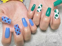 ウイ(Oui)/左右ちぐはぐネイル