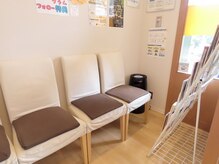 こうなん整骨院の雰囲気（待合室予約優先のため、ほとんど待ち時間はありません！）