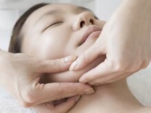 お肌に合った濃厚パックを選別して施術、小顔リンパマッサージ