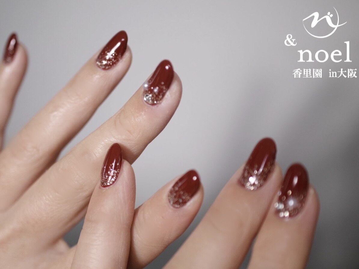 2026年冬トレンド】ビジューのネイルデザイン集｜人気順