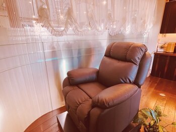 フォンテーヌブロー 鞍月店(Fontaine Brow)/店舗1F 施術用ソファーベッド