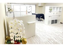 アイズ(eye's)/白を基調とした清潔感のある店内