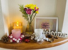 ララ(Rala)の雰囲気(サロン玄関 ウェルカムフラワーがお出迎えします)