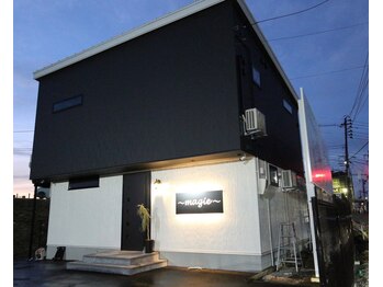 マージェ(magie)/夜は駐車場もライトアップ