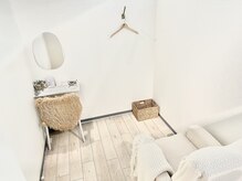 ラヴリア(LOVERIA)の雰囲気（落ち着いた半個室スペースで周りを気にせず施術を受けられます。）