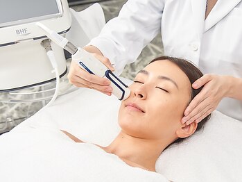 ビューティーサロン ラグジューム(Beauty salon Laxum)の写真/速効性で人気の【小顔コルギ×最新リフトアップマシンBHF】深部までアプローチして引き締まった小顔を実現!