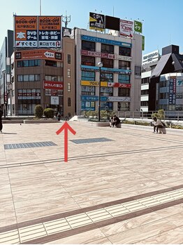 ヨサパーク ル スリール 松戸西口店(YOSA PARK le sourire)/ロータリ右斜めの階段方向に進む