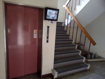 オフィスマツナガの肩こり腰痛回復センター/エレベーターは中央入り口から