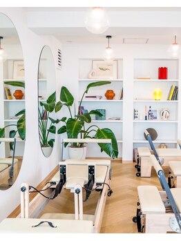ハビットピラティススタジオ 白金高輪店(Habit Pilates studio)の写真/【初回体験1,480円/3回券5,480円】集中力増す少人数制!自分と向き合うお時間を♪