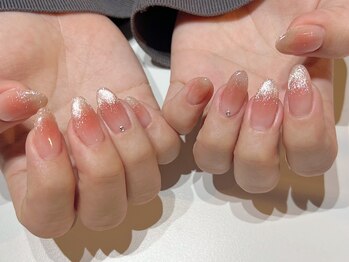 ネイリス(nailiss)の写真/ゆったり寛げる空間サロン◇爪のフォルムからこだわり、デザインもカラーも相談しながら決められる♪