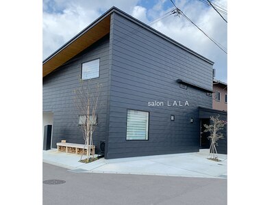 salon LALAと小さな看板が目印です。駐車場は看板横です！