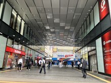 ビックカメラの建物の下を通り抜けます♪