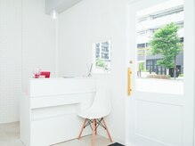 スピカ(Spica)の雰囲気（店内は天井も高く、白がメインとなり清潔感があります。）