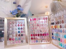 nail salon RIRERA【ワンホンネイル/マグネット/長さ出し/フィルイン/持ち込みOK】の雰囲気（カラーは200種類以上！マグネットもたくさん揃えております。）