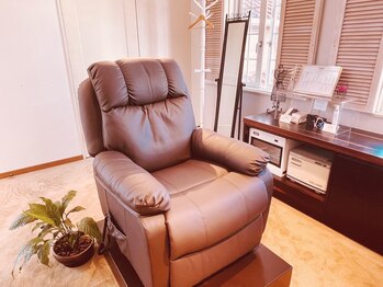 フォンテーヌブロー 鞍月店(Fontaine Brow)/店舗2F 施術用ソファーベッド