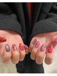 赤とダークなフラワーネイル