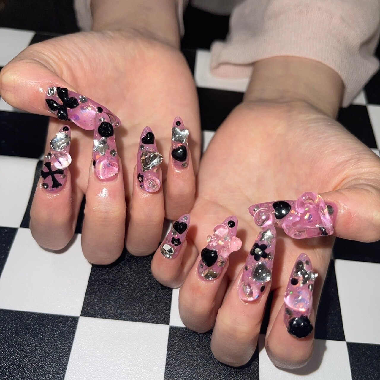 2025年-2026年冬トレンド】黒ピンクのネイルデザイン集｜人気順