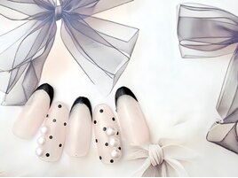 モノトーンリボンのドットネイル