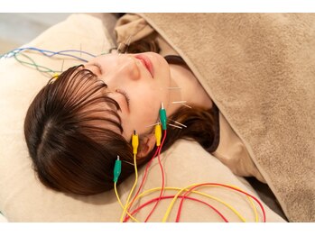ハリノヒ 大阪院/電気を流す美容鍼