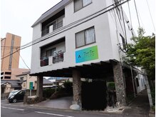 スリーツリー(Three Tree)の雰囲気（外観はこちら！無料駐車場完備◎建物の下、ドア前が駐車場です）