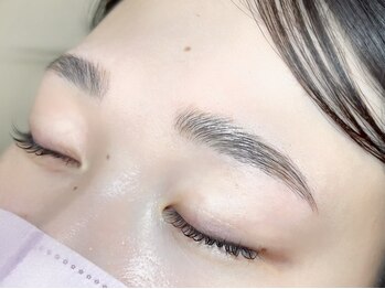 エミニー(Eminy.)の写真/お顔の印象は眉毛で決まる！当店大人気【アイブロウリフト×デザインWAX/￥5800】まつげとのセットもご用意
