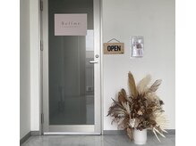 ベルム(Bellme.)の雰囲気(入り口のドライフラワーが目印です♪)