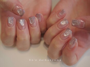 エン ダイカンヤマ(En'e daikanyama)の写真/短い爪でも美しく。すっきり見せるフォルムで大人女性に似合うショートネイル◇