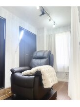 【施術中のゆったりリラックス空間】ふかふかのリクライニングチェアで長時間の施術も快適に♪