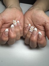 イーネイル(e-NAIL)/ぷっくりお花のフレンチネイル♪